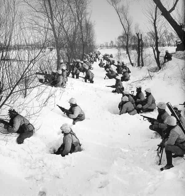 1948年1月，沈阳。在齐膝雪中训练的国民党步兵 (January 1948, Shenyang. Nationalist infantry training in the knee snow)