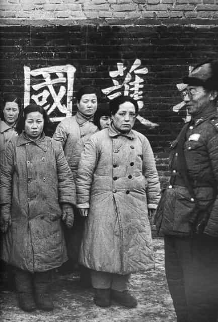 1948年1月，沈阳。被俘的共军女兵。据军方称，这些女兵是共军的[慰安妇]。你相 信吗？ (January 1948, Shenyang.The army captured female. The military said the female is the 'comfort women' of the army. Do you believe it?)
