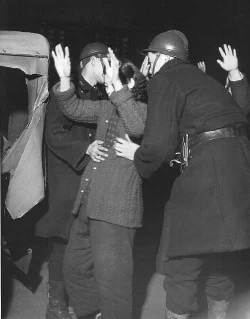 1948年2月，警察搜查罢工的纺织厂女工。 (February 1948, police searched the strike of the textile mill workers)