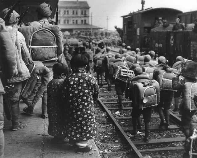 1948年11月，南京，一国军部队沿着铁路向上海进发。 (In November 1948, Nanjing, a national army troops along the railway moving to Shanghai)