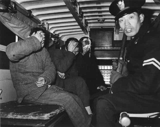 1948年2月，警察看守在罢工暴乱中流血的工人。 (February 1948, the police guard in the strike riots, bloodshed workers)