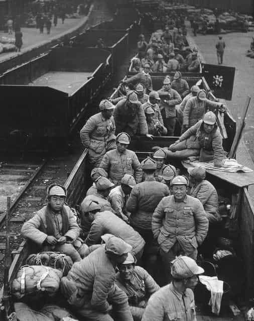 1948年11月， 浦口，在运货车上等待重新调防的士兵。 (In November 1948, Pukou wait for the re-redeployment of soldiers in the freight car)