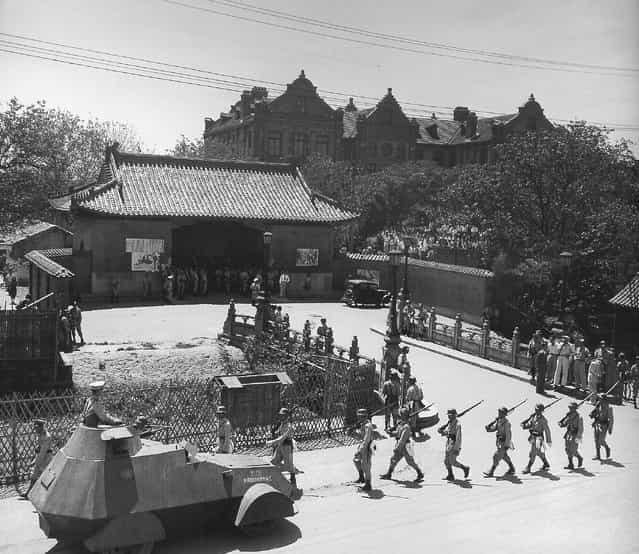 1948年6月，士兵与装甲车阻止交大学生参加游行。 (In June 1948, soldiers and armored vehicles blocked the National Chiao Tung University students to participate in the procession)