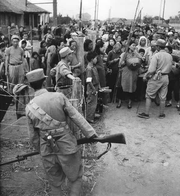 1949年5月，国军士兵禁止农民进城卖菜。 (In May 1949, the national army soldiers ban on farmers into selling vegetables)