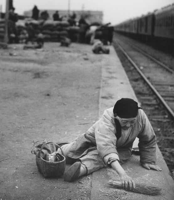 1948年11月，浦口，一老妇在站台上检碎谷。 (November 1948, Pukou, an old woman on the platform, seized broken valley)
