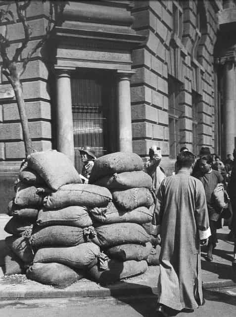 1949年5月，一外滩银行前的沙袋和士兵。 (In May 1949, a Bund bank of sandbags and soldiers)