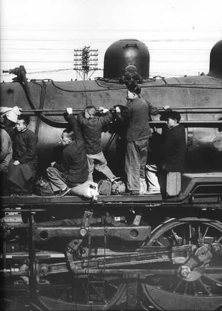 1949年3月，上海北站，逃难者挤满了南下的列车。 (In March 1949, Shanghai North Railway Station, flight packed train southward)