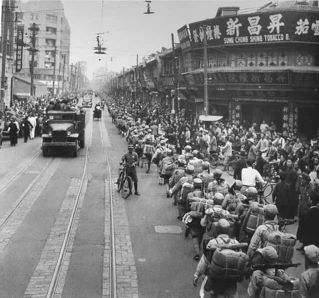 1949年5月，四川路上的国军[胜利]游行。 看来[战上海]里描述的国军战败后的庆祝游行还是有事实依据的。 (In May 1949, Sichuan Road, Guojun 'victory' parade. Opinion described in the war Shanghai Guojun after the defeat of the parade or factual basis)
