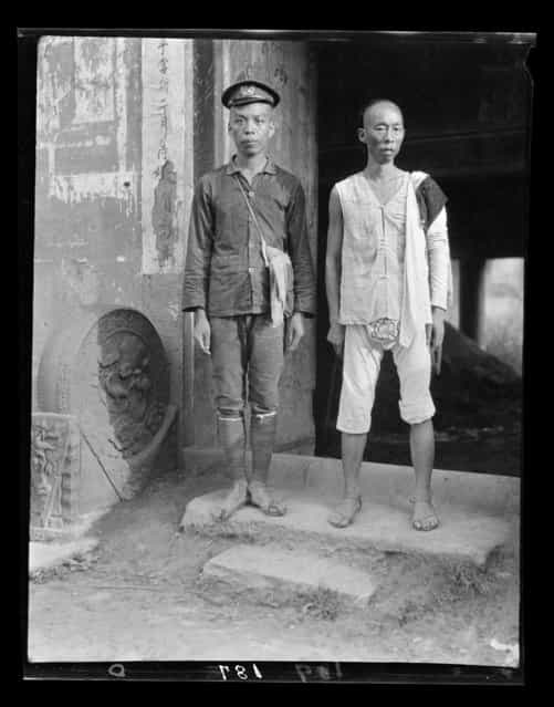 Escort. China, Zhaozhen (Sichuan Sheng), 1917-1919. (Photo by Sidney David Gamble)