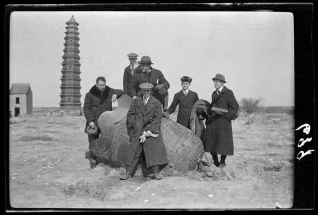 Tsinghua Crowd & Poteat family. China, Kaifeng Xian, 1917-1919. (Photo by Sidney David Gamble)
