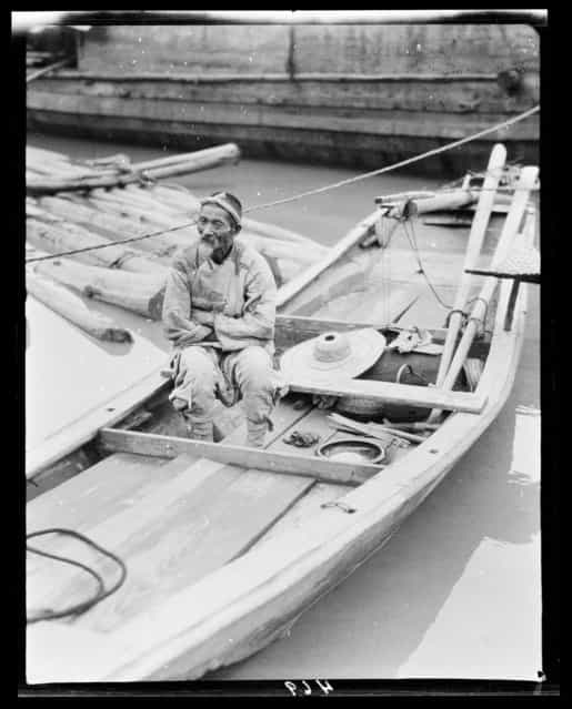 Ferryman. China, Chongqing, 1917-1919. (Photo by Sidney David Gamble)