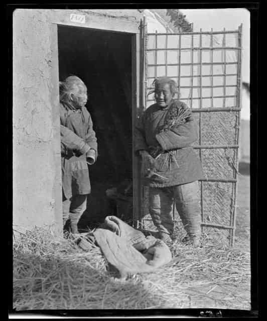 Two Grandmas, Salvation Army. China, Tianjin, 1917-1919. (Photo by Sidney David Gamble)