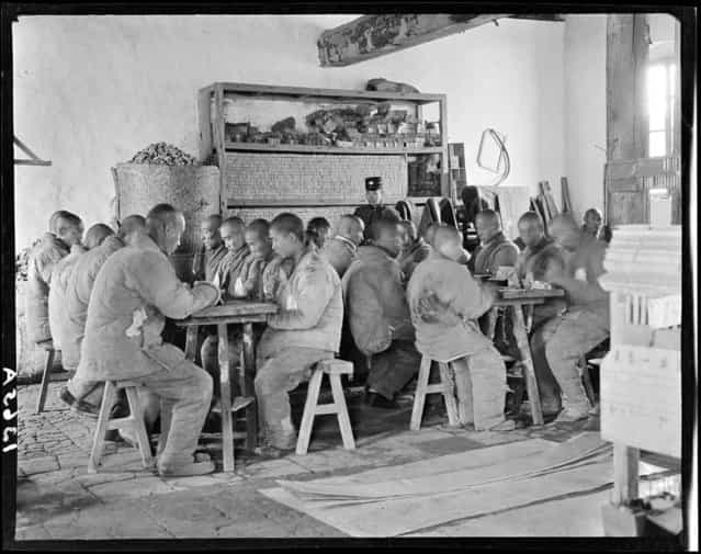 Prison, Making Matches. China, Beijing, 1917-1919. (Photo by Sidney David Gamble)