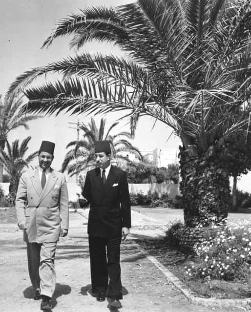 The secretary and master of ceremonies of the King of Libya stroll in the gardens of the King's offices at Benghazi, 1952. (Photo by Horace Abrahams/Keystone Features)