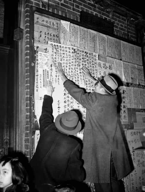 War bulletins describing the Japanese attack on the U.S. are posted in English and Chinese in New York's Chinatown in lower Manhattan, December 7, 1941. (Photo by Associated Press)