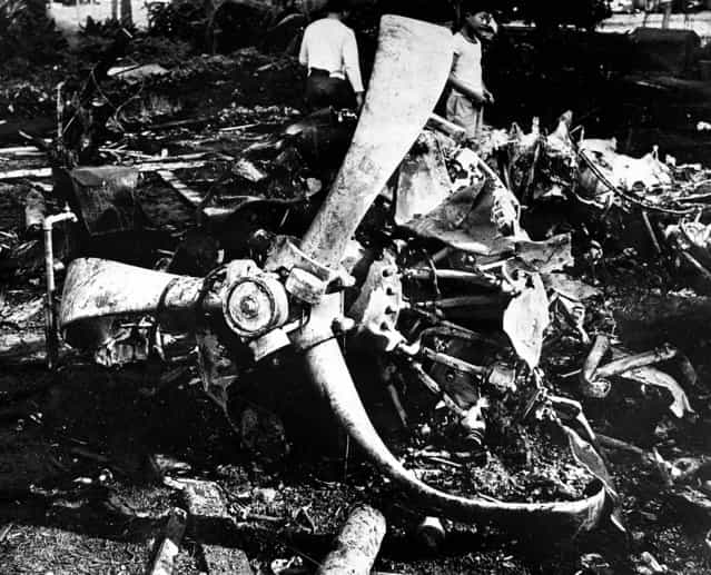 Youths inspect the wreckage of a Japanese bomber, December 17, 1941 brought down by a United States P-40 plane during the December 7 attack on Oahu, Hawaii. (Photo by Associated Press)