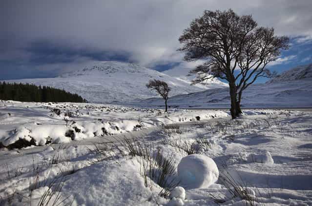Snow Rollers, Loch Bhraoin, Scottish Highlands. (Photo by Scotscapes)