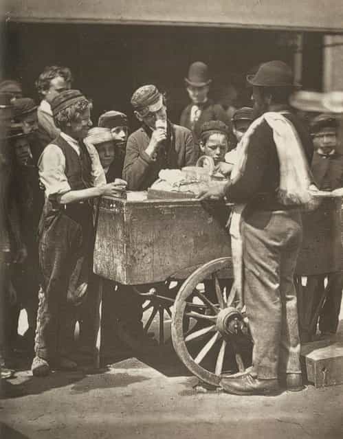 Halfpenny Ices. (Photo by John Thomson/LSE Digital Library)