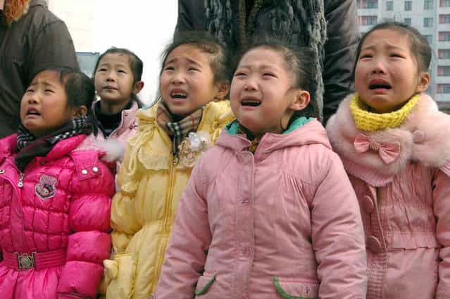 North Korean children mourn their deceased leader Kim Jong Il in Pyongyang, on December 27, 2011 in this photo released by the North's KCNA on December 28, 2011. (Photo by Reuters/KCNA)