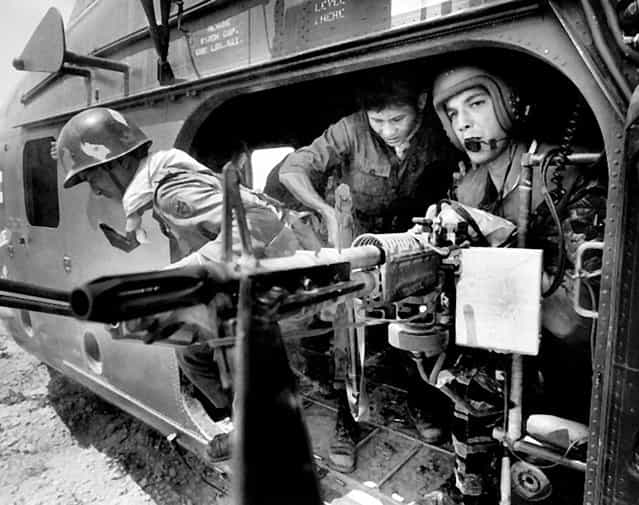 Yankee Papa 13 touches down and Farley holds his fire as South Vietnamese soldiers scramble past his machine gun to join their comrades. (Photo by Larry Burrows/Time & Life Pictures)