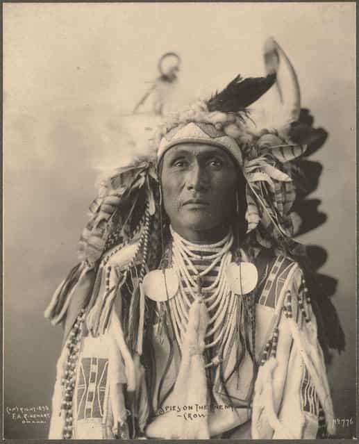 Spies On The Enemy, Crow, 1899. (Photo by Frank A. Rinehart)