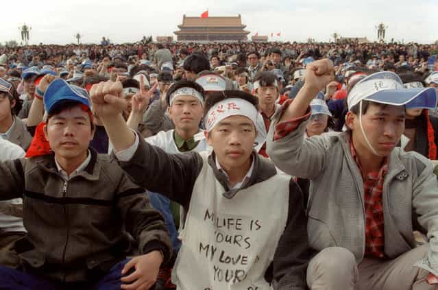 Students from Beijing University stage a huge demonstration in Tiananmen Square as they start an unlimited hunger strike as the part of mass pro-democracy protest against the Chinese government, on May 18, 1989. (Photo by Catherine Henriette/AFP Photo)