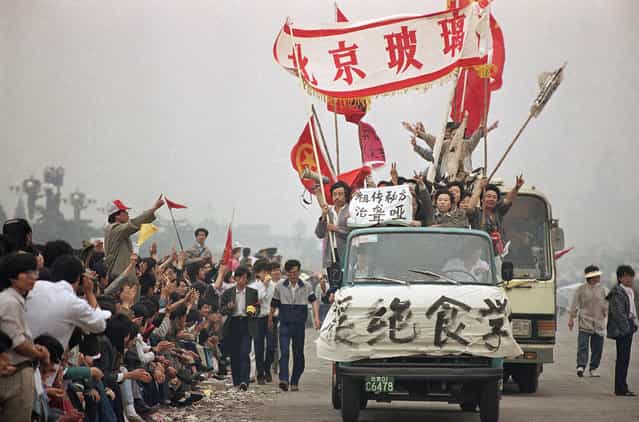 Enthusiastic demonstrators are cheered by bystanders as they arrive at Tiananmen Square to show support for the student hunger strike, on May 18, 1989. (Photo by Sadayuki Mikami/AP Photo)