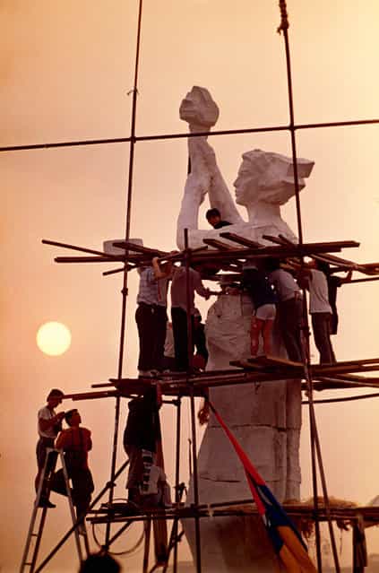 Art students put finishing touches on their [Goddess of Democracy] statue, Tiananmen Square, Beijing, China. 1989. (Photo by Jeff Widener/Associated Press)