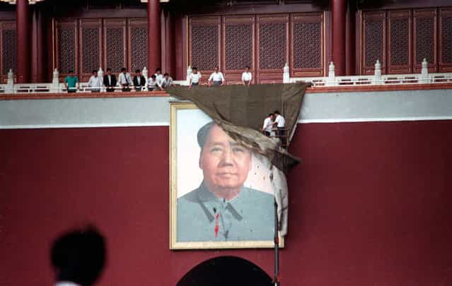 Workmen try to drape the portrait of Mao Tse-tung in Beijing's Tiananmen Square after it was pelted with paint, on May 23, 1989. (Photo by Ed Nachtrieb/Reuters)