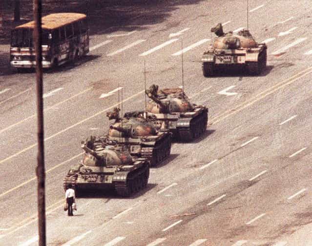 A man stands in front of a convoy of tanks in the Avenue of Eternal Peace, Tiananman Square in Beijing, June 5, 1989 in protest of the thousands of pro-democracy student demonstrators that were massacred the previous day by Chinese Troops. (Photo by Arthur Tsang/Reuters)
