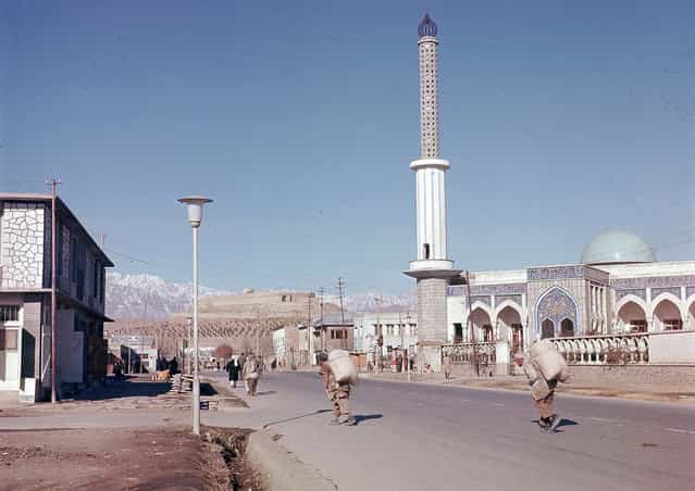 A view of one of the new mosques erected in the suburb of Kabul, in November of 1961. (Photo by Henry S. Bradsher/AP Photo via The Atlantic)