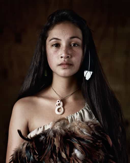Kai is the Maori word for food. The Maori diet was based on birds and fish, supplemente by wild herbs and roots. In their tribal gardens, Maori also grew root crops
including yams, gourds and kumara (sweet potatoes). (Jimmy Nelson)