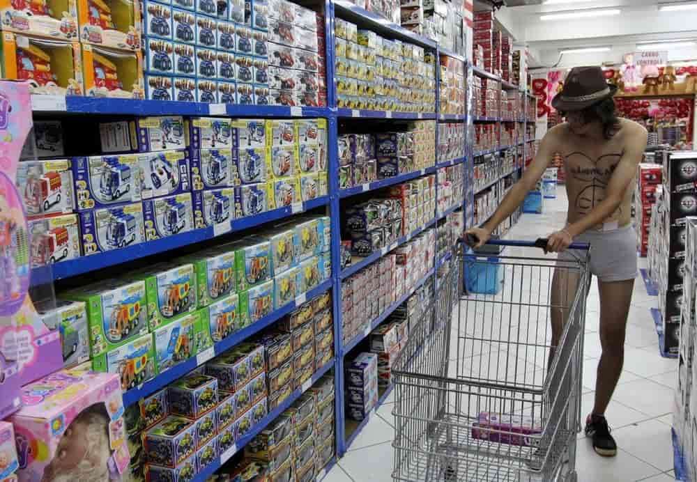 Semi-Naked Shopping in Ciudad del Este Paraguay » GagDaily News