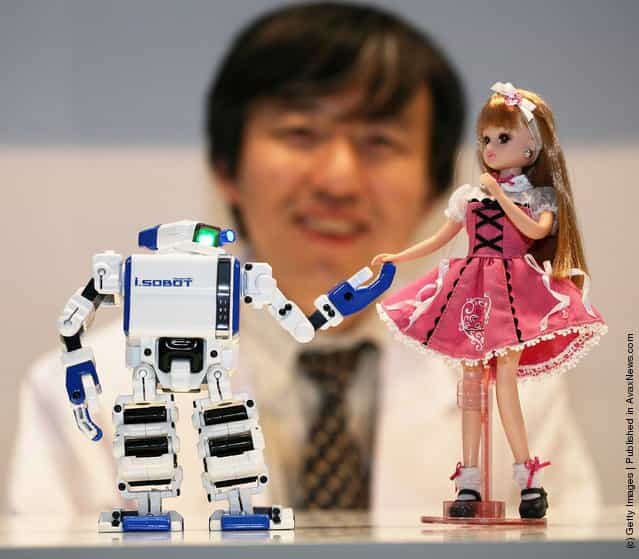 World's Smallest Humanoid Robot (2007)