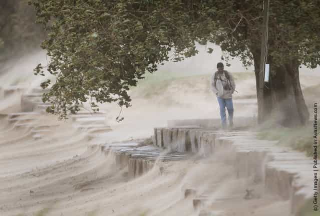 Storm Brings Heavy Rain And High Winds To Chicago Over 20 Foot Waves Expected In Lake Michigan