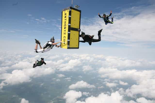 Escape Artist Anthony Martin Faces Coffin Skydive at 14 500 Feet