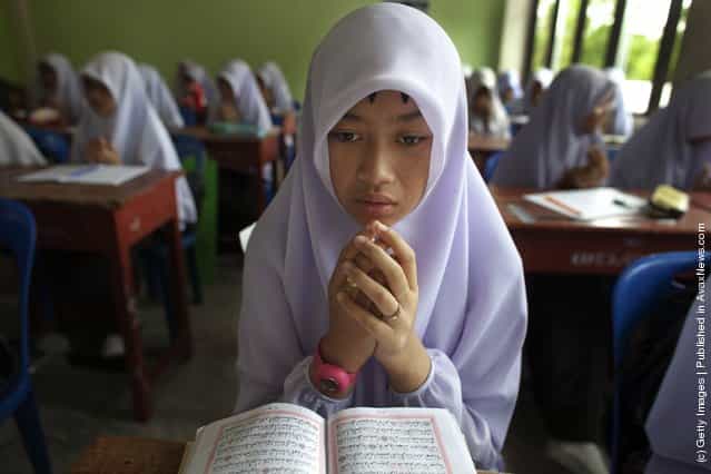 Islamic girls pray before religion class at the Darunsat Wittaya school
