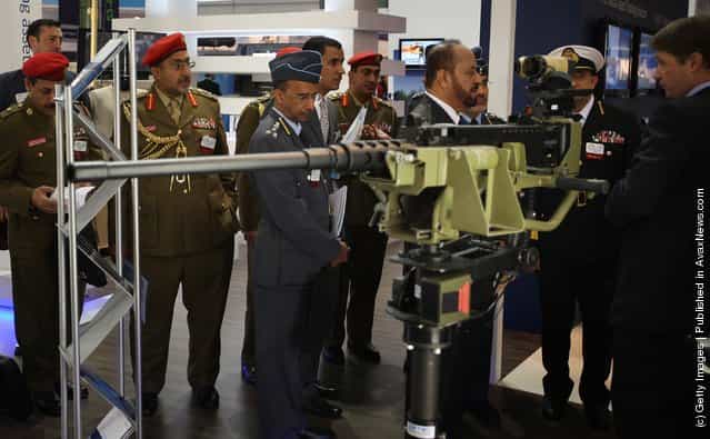 Members of Omans military look at weapons at The Defence and Security Exhibition