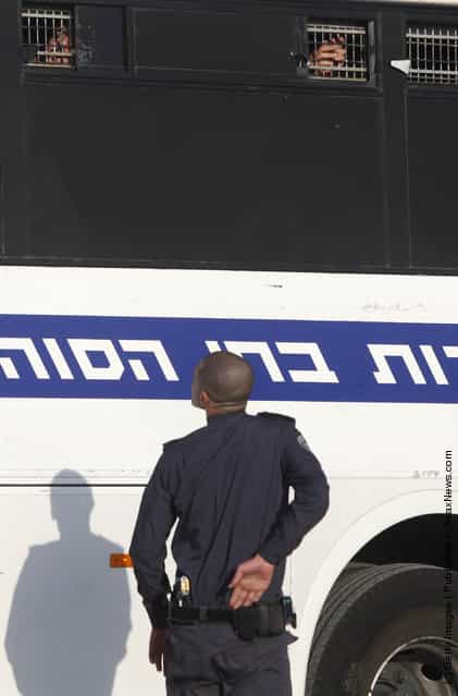 Palestinian Prisoners Transported In Preparation For Gilad Shalit Exchange