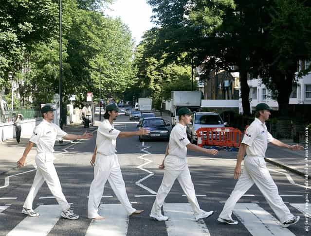 Michael Kasrpowicz, Jason Gillespie, Brett Lee and Glenn McGrath of Australia re-enact the famous Beatles album cover at Abbey Road