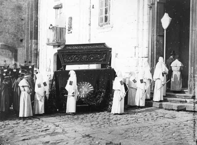 1900: A funeral procession in Naples