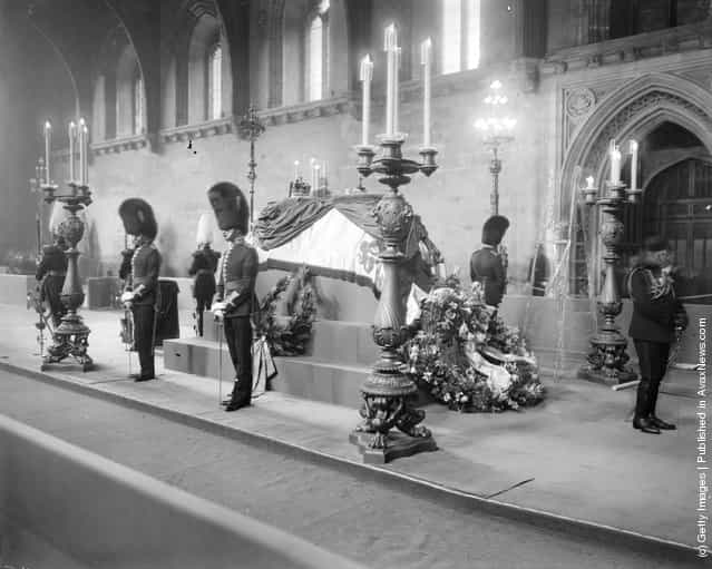 1910: King Edward VII lying in state at Westminster Hall in London