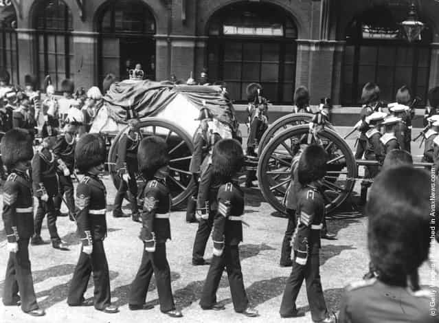 1910: The funeral procession of King Edward VII