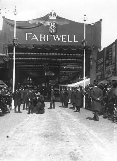 1910: A Farewell tribute to King Edward VII, placed over the entrance to the platforms for train arrivals at Paddington Station, London, on the day of the sovereigns funeral. The cortege passed under the farewell message