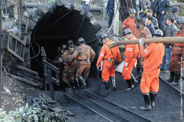 Rescuers prepare to enter the Sizhuang Coal Mine to rescue trapped miners