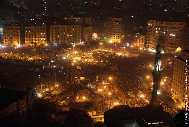 Crowds gather in Tahrir Square
