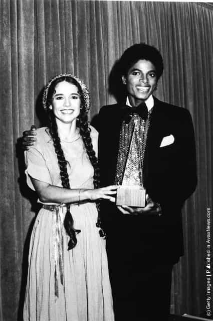 American pop singers Nicolette Larson and Michael Jackson present the award for Favorite Pop/Rock Band, Duo, or Group at the American Music Awards, January 1980. The award went to the Bee Gees