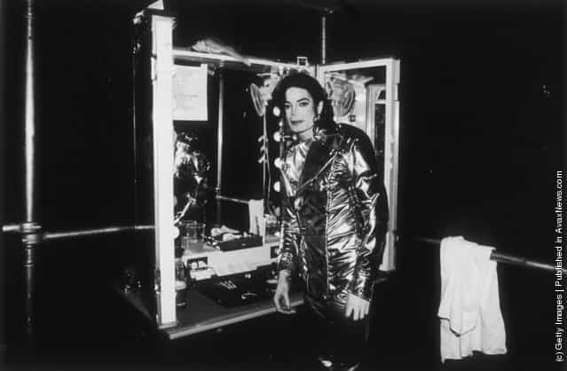 Michael Jackson relaxing backstage during his HiStory concert tour held in New York in 1997