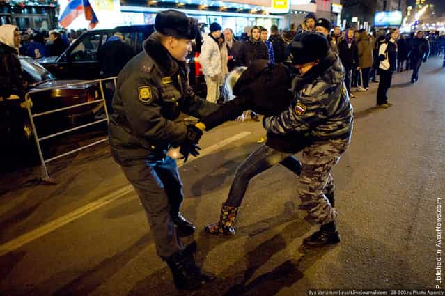 Riot police detain Russian opposition activists taking part in an unauthorized rally, on Triumfalnaya Square in central Moscow, late on December 6, 2011