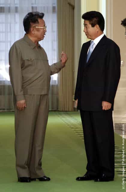 North Korean leader Kim Jong-Il (R) talks with South Korean President Roh Moo-Hyun (R) before their meeting
